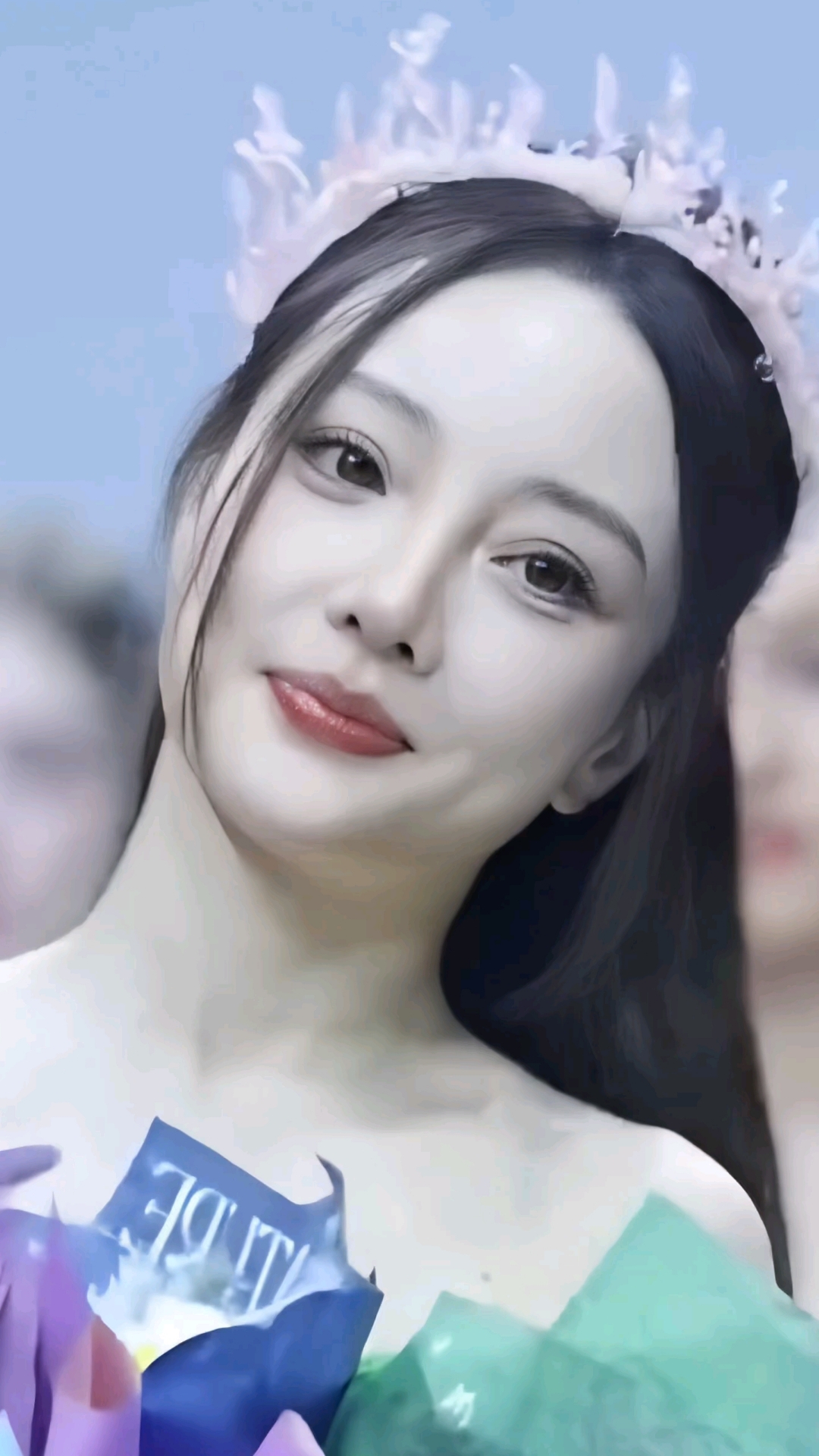 李小璐戴粉色王冠、手捧花束走秀,44岁公主范儿十足。