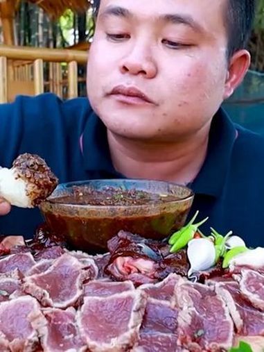 鲜辣椒酱一分熟牛肉片苦瓜藤 泰国主播吃美食视频 泰国有哪些神奇美食 好吃到停不下来 泰国大