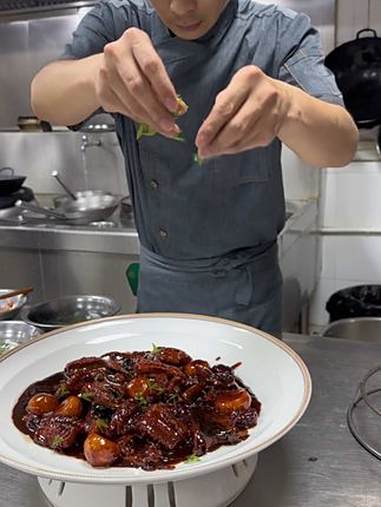 (独头蒜枣香鳗鱼)鳗鱼肉肥味美,煎炸、红烧、炒、蒸、炖、熬汤,无所不可。酱汁比例:排骨酱1