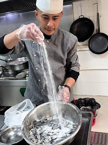 黑鱼皮泡发：把多余的鱼鳞去掉，清洗后控水，一把食用碱面子，搓搓放置10小时左右，继续清洗干