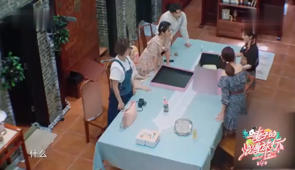 #张晋送蔡少芬普通话教程#  在《妻子的浪漫旅行4》中张晋送给蔡少芬的礼物真的是太实在了,