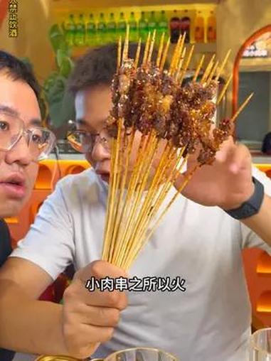 走向全国的云南烧烤 烧烤配老雪不服全干倒 全网炫烧烤干杯没烦恼 遇见烟火市集