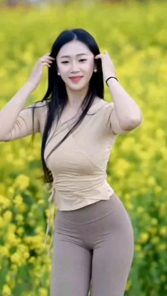 金初丽丽，太迷人啦#油菜花田拍照##春天限定美# #微信未读语音消息变灰#