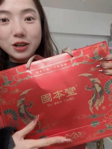 过年的伴手礼还不知道买什么?#固本堂 #阿胶糕 既显高级又有氛围感!#燕窝阿胶糕 太合适了