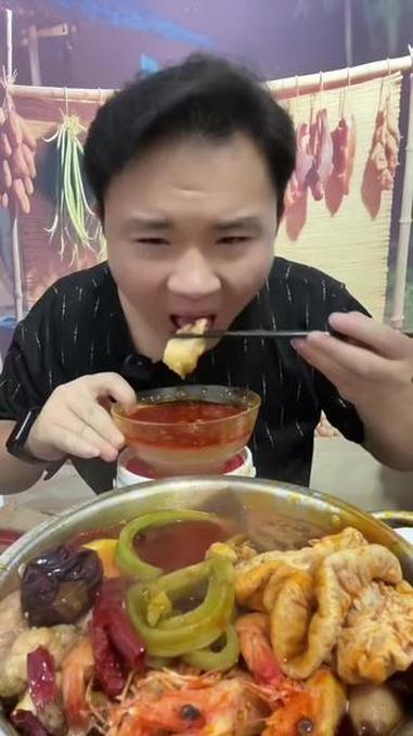 地道农家正中重庆肥肠鱼火锅，浓郁牛油，辣椒花椒的厚重，嘎嘎香呀！#重庆火锅#肥肠鱼火锅#农