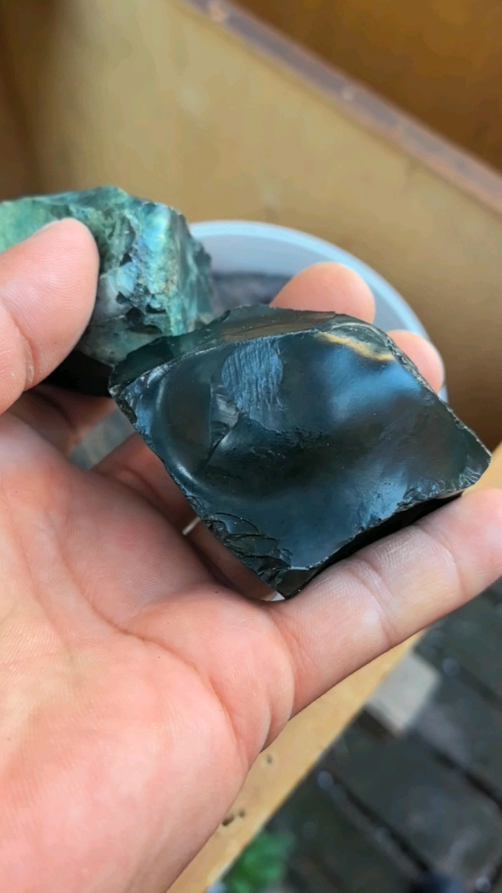 绿鸡肝石红玛瑙,原石原色也是大自然给予我们的礼物