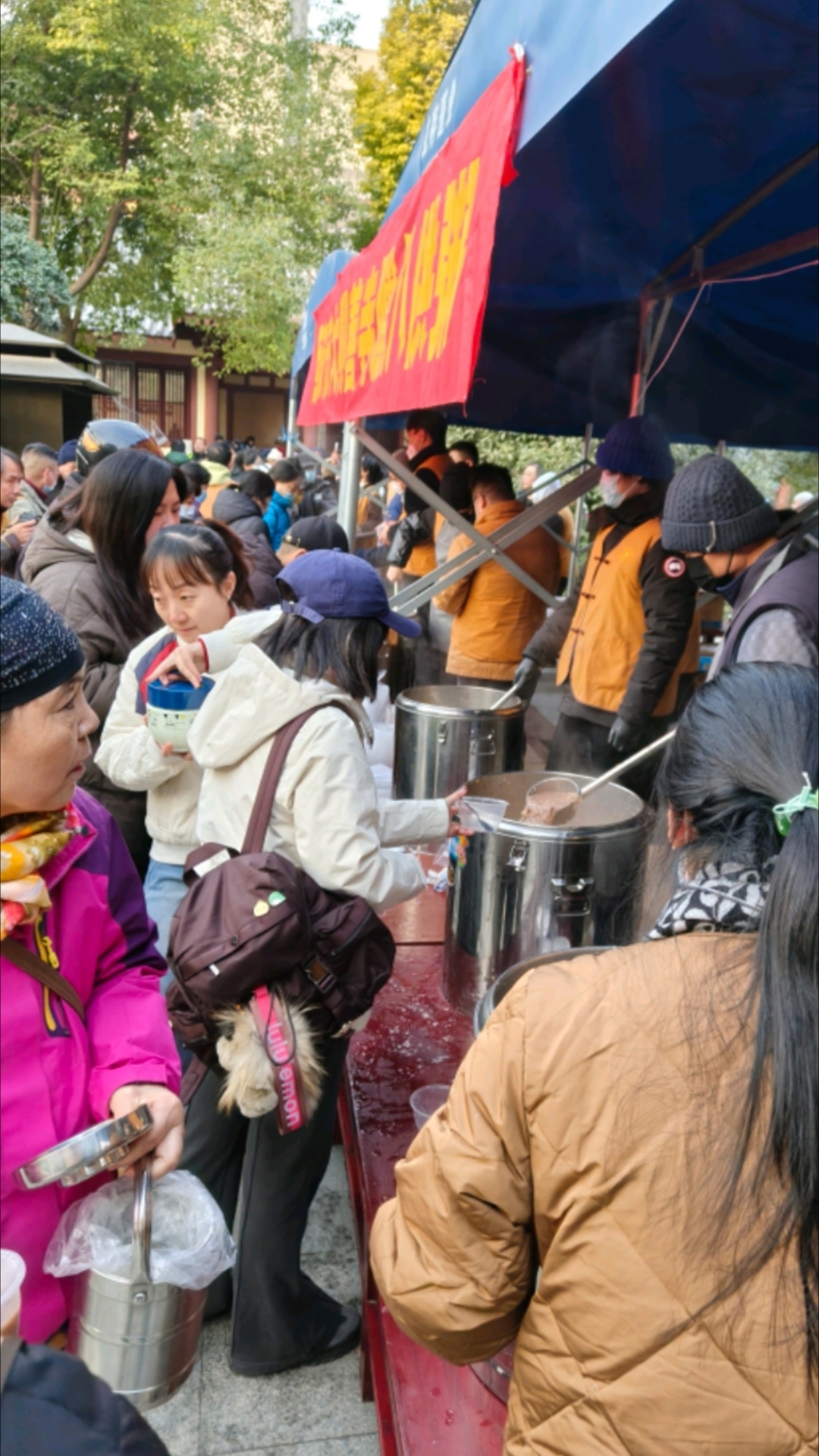 大兴善寺腊八粥,你去排队吗?喝粥赏腊梅