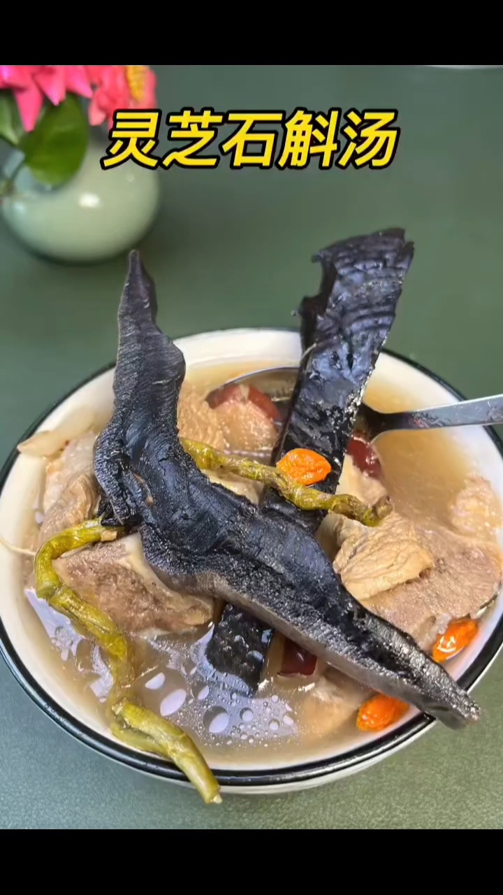 经常熬夜,睡眠质量差,炖灵芝排骨、鸡汤补补。