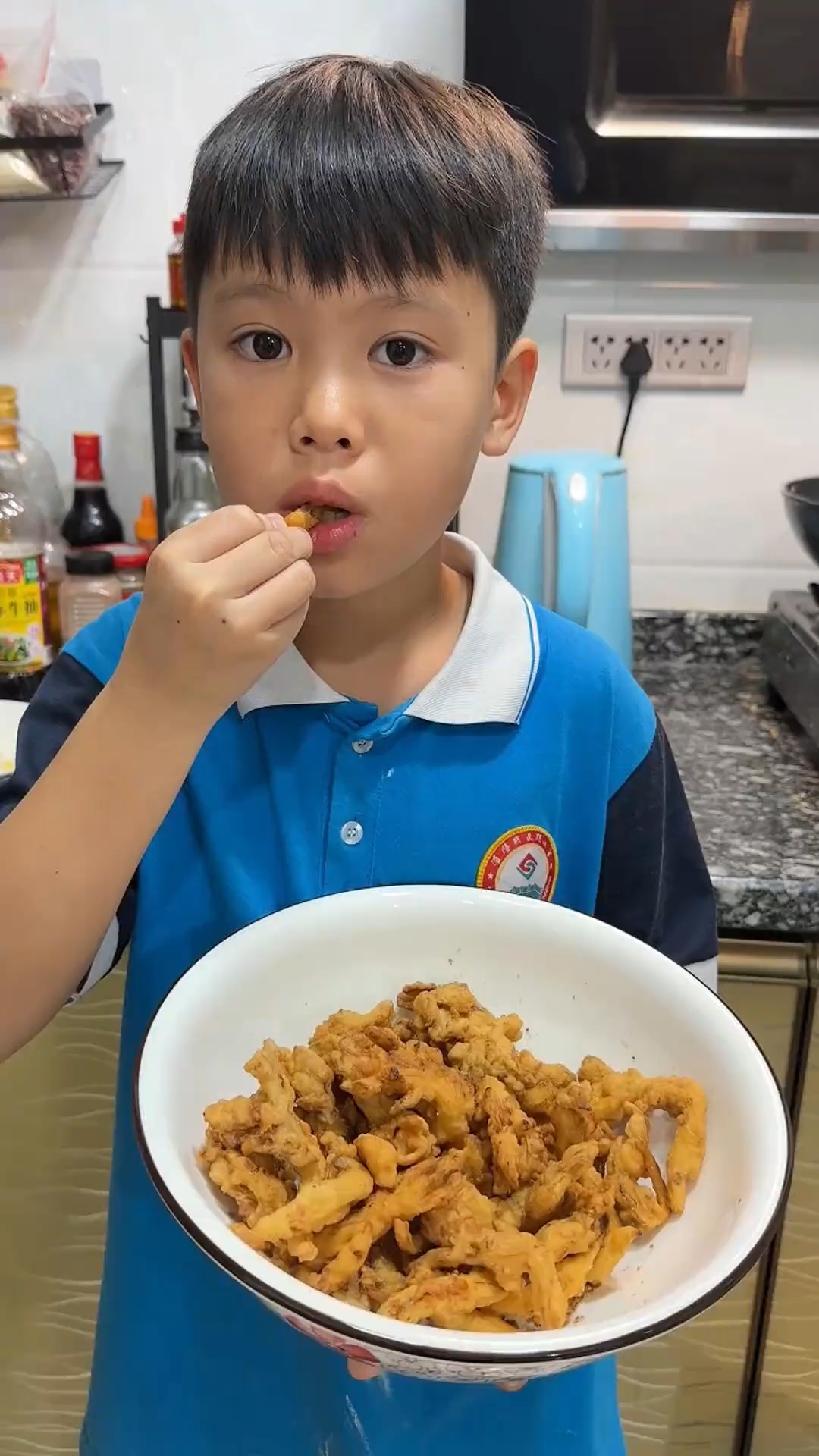 今天炸点凤尾菇,外酥里嫩的哦 #凤尾菇 #炸蘑菇 #记录生活