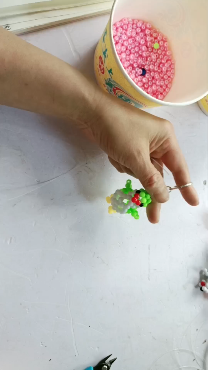 霞霞手工教你制作串珠企鹅挂件,简单又可爱