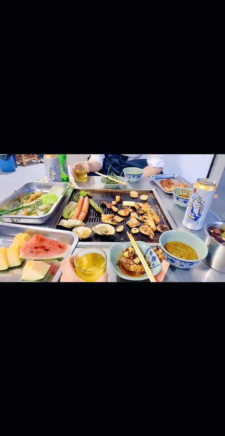 夏天的傍晚吃烧烤喝啤酒