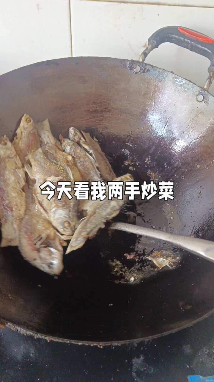 今天中午炒豌豆煎鱼