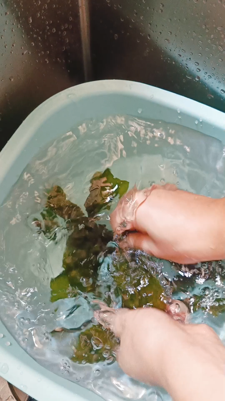 腊肉炖海带结,改善下口味~