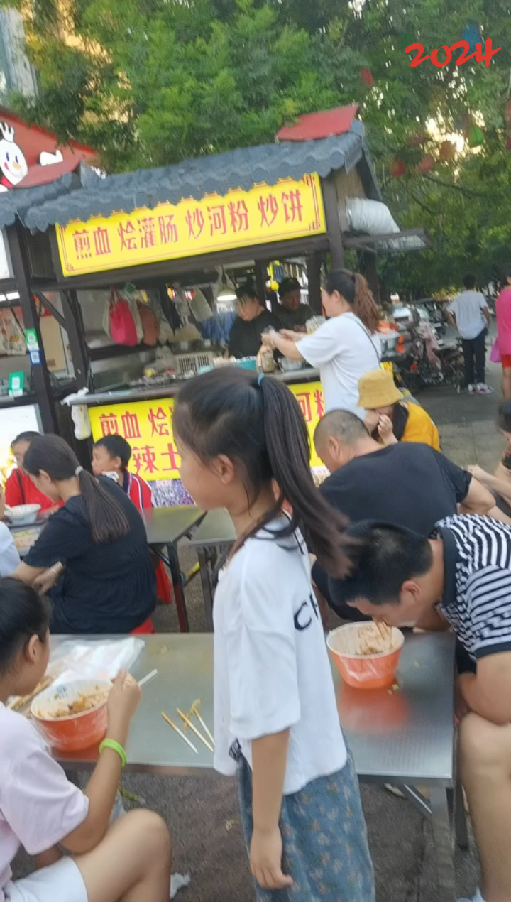 以前的的购物街,现在变成了小吃街一北大街