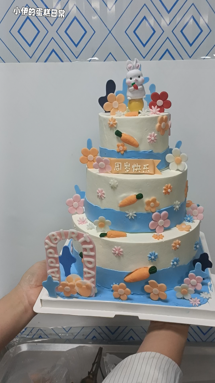 三层蓝色小兔子翻糖花生日蛋糕