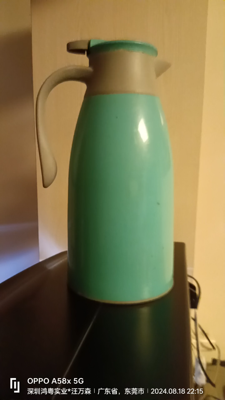 翡翠般绿色的保温水瓶