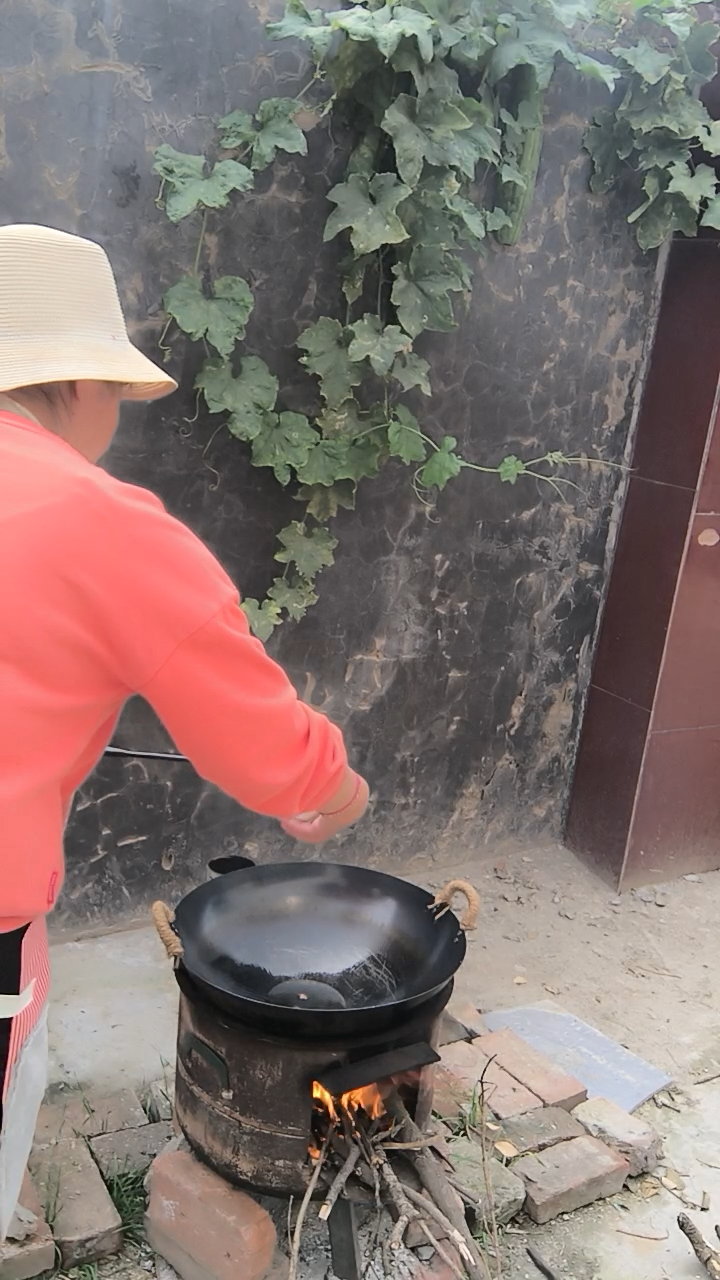 河南农村家常饭,大锅菜,玉米糁汤,得劲。