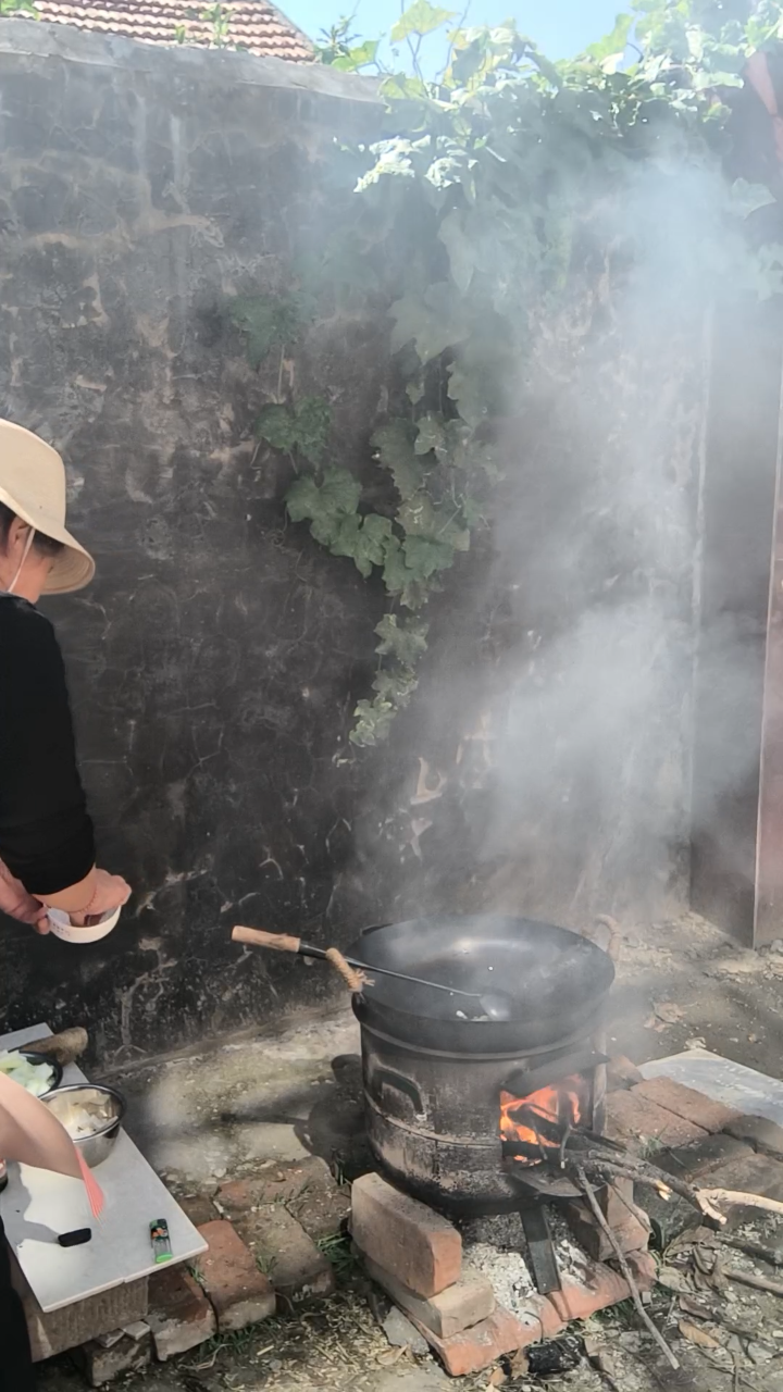 农村的粗茶淡饭,冬瓜炖豆腐,玉米糁汤,平平淡淡也是幸福。