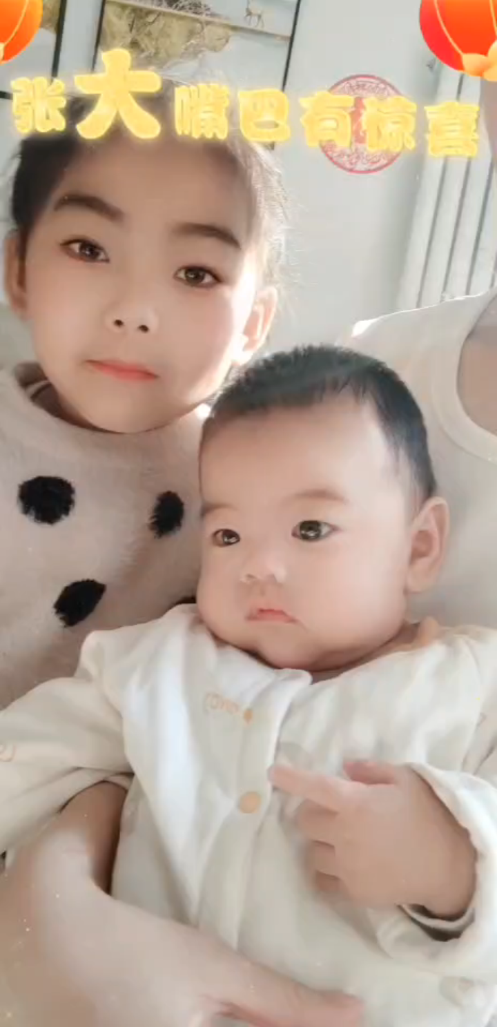 可爱的一对小姐弟