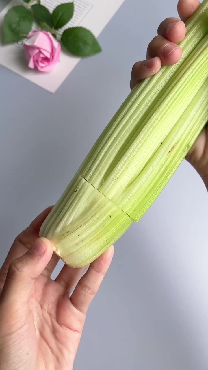 用芹菜画一幅玫瑰花创意画,还有淡淡的芹菜香,教师节快到了,送