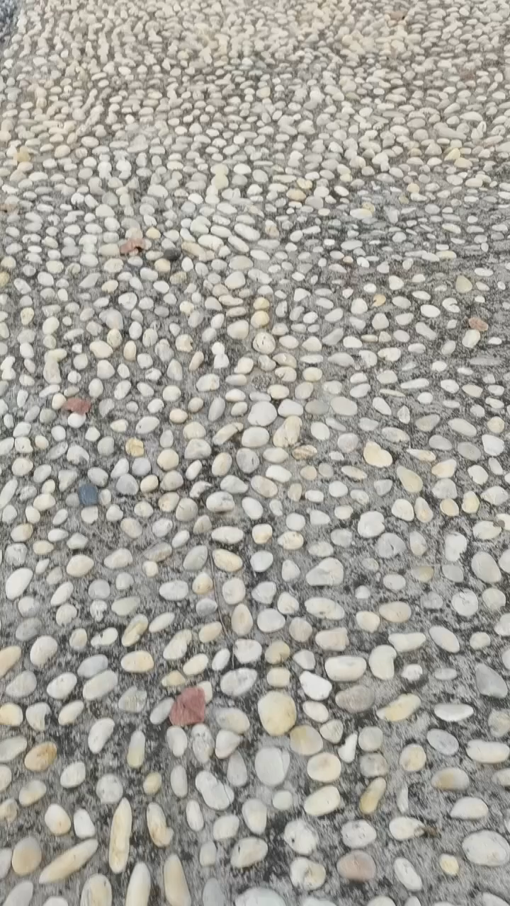 乡间的鹅卵石小路