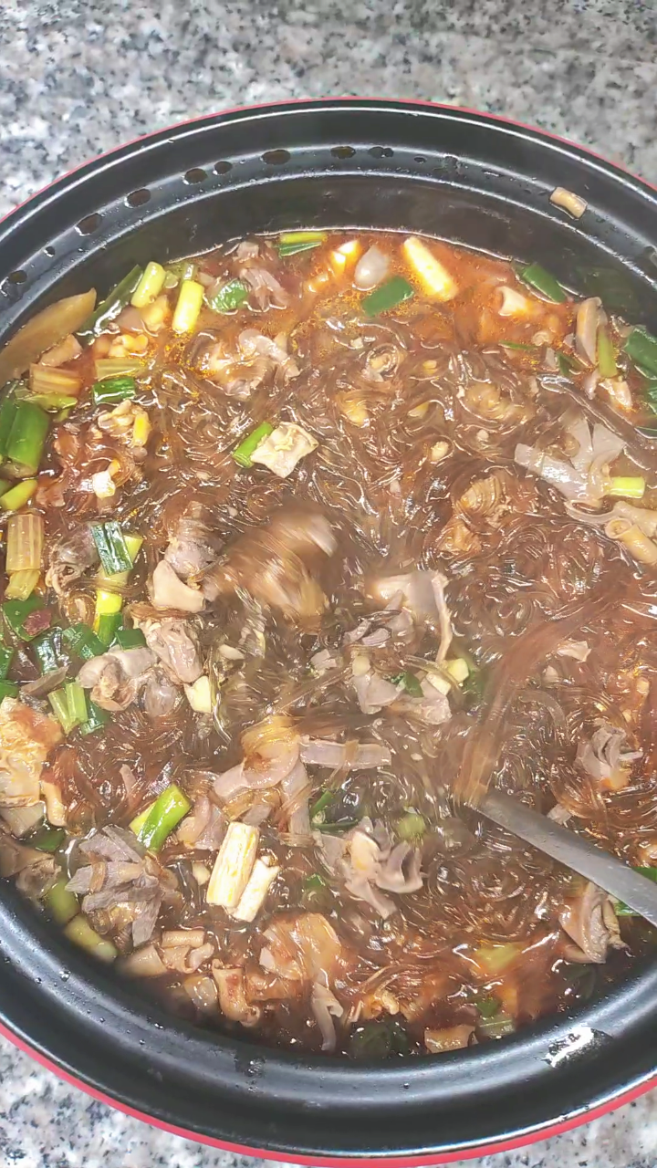 鸡杂红薯粉煲,美味出锅