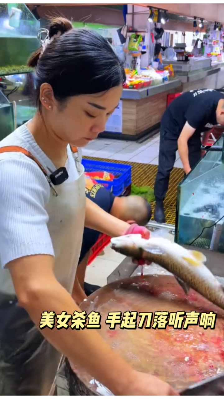 美女杀鱼手起刀落真潇洒