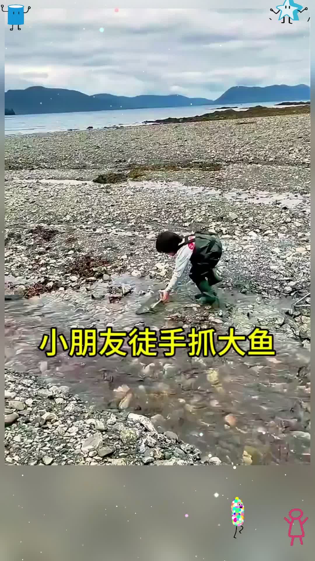 小女孩徒手抓大鱼，真的是太厉害了！