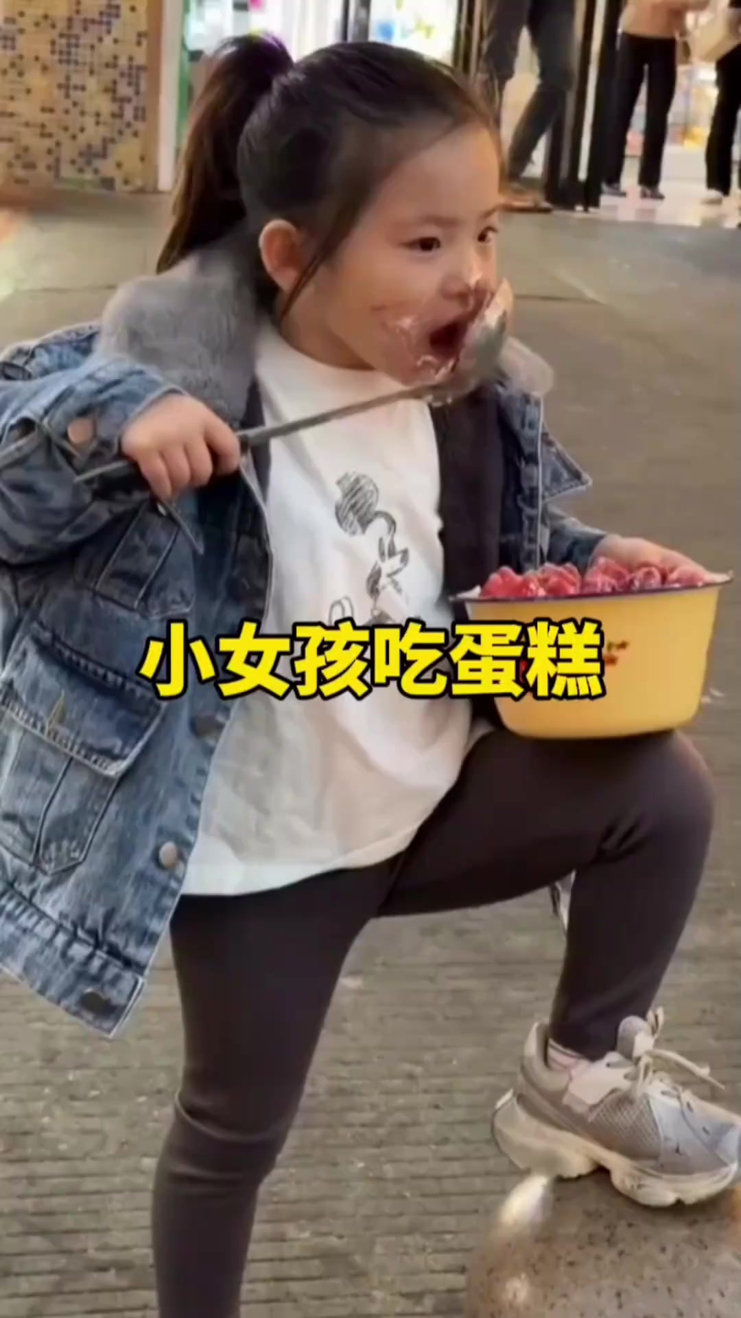 小女孩霸气吃草莓蛋糕