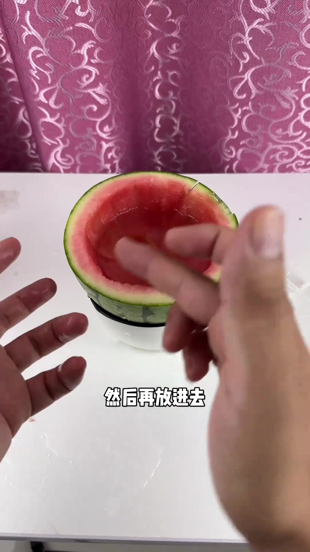 离谱!据说金鱼放在西瓜里养,一周就能长大一斤,亲测