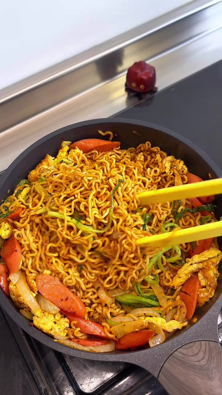 炒方便面也太好吃了，炒方便面太香了 