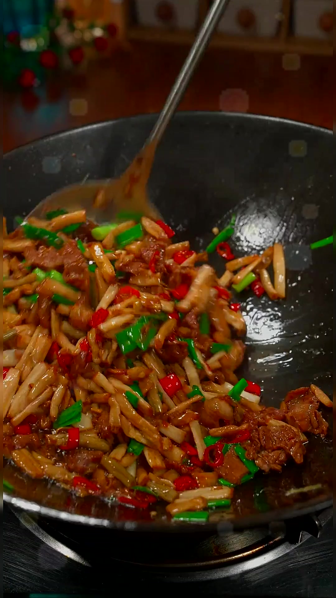 老坛卜豆角卜藕尖一起炒肉,脆爽的口感,太下饭了