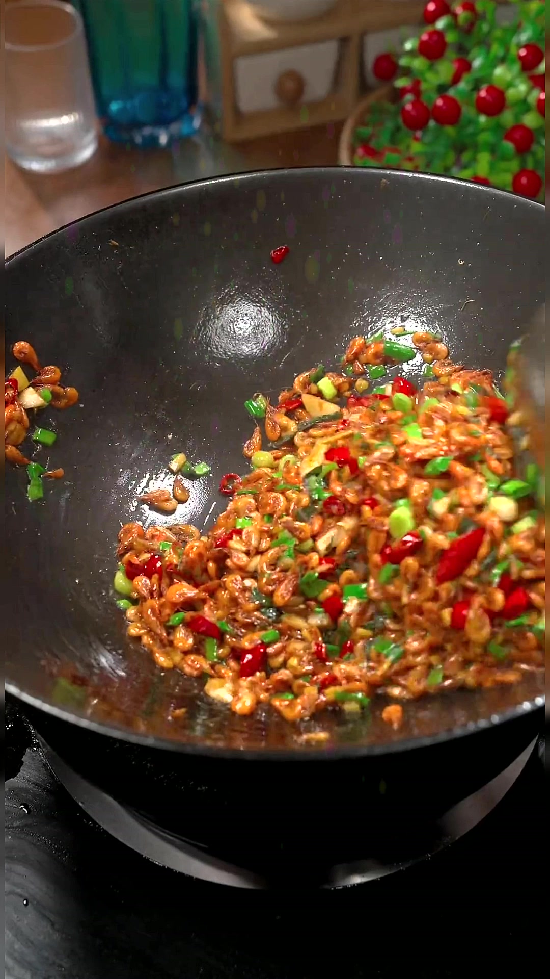 新鲜的小虾米洗净后爆炒,放点蒜叶紫苏,拌着饭吃香辣鲜美