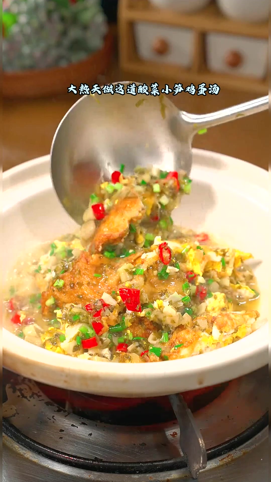 天热做个酸菜小笋鸡蛋汤，鸡蛋吸饱酸香的汤汁，又香又下饭