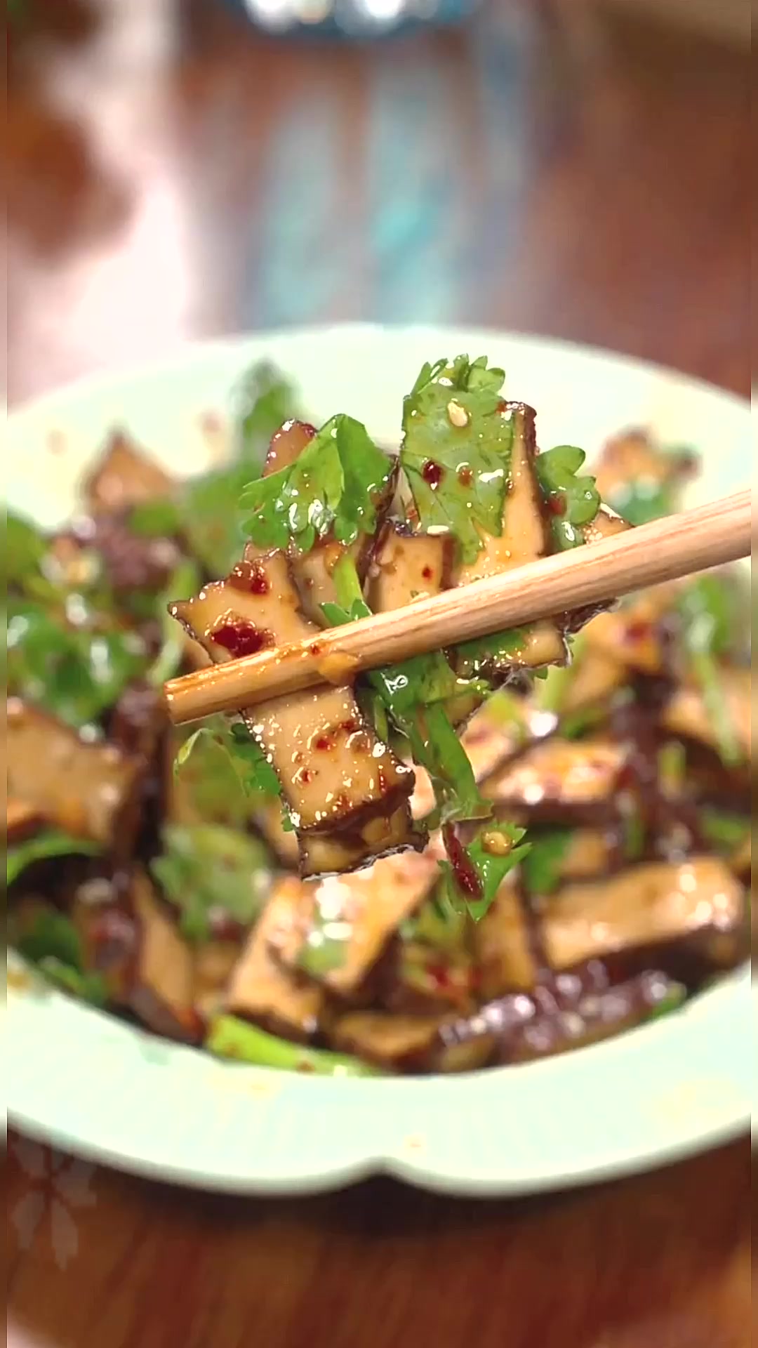 凉拌卤香干,简单拌一拌就很好吃,能做菜也可以做零食