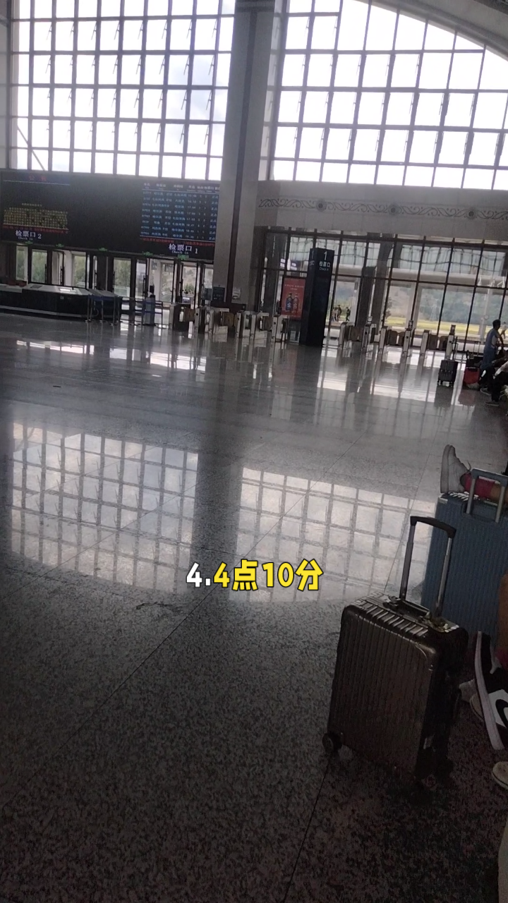 鸡西地铁首亮相!4:10发车