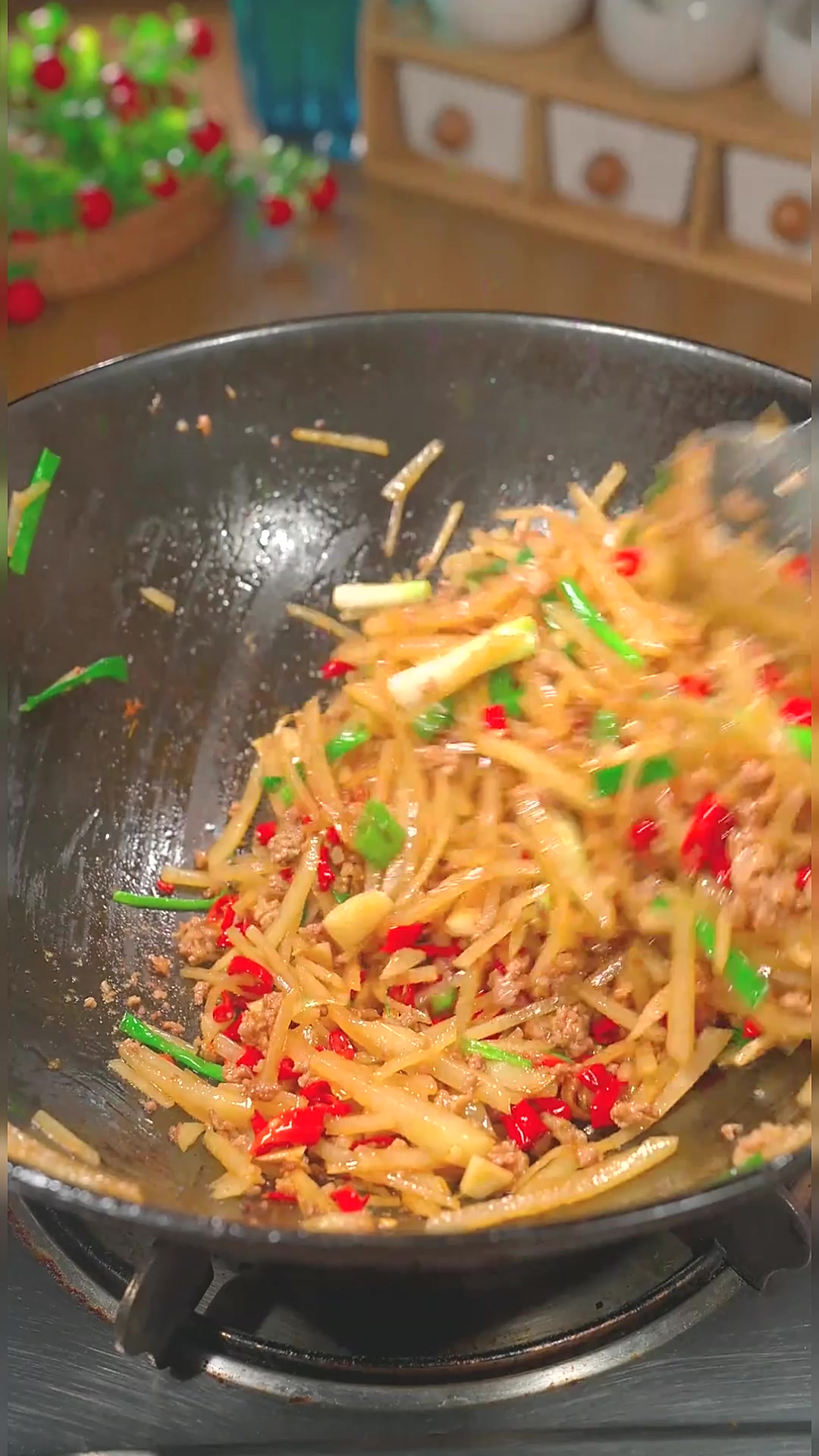 又香又脆的土豆丝炒肉末,真的好香好好吃