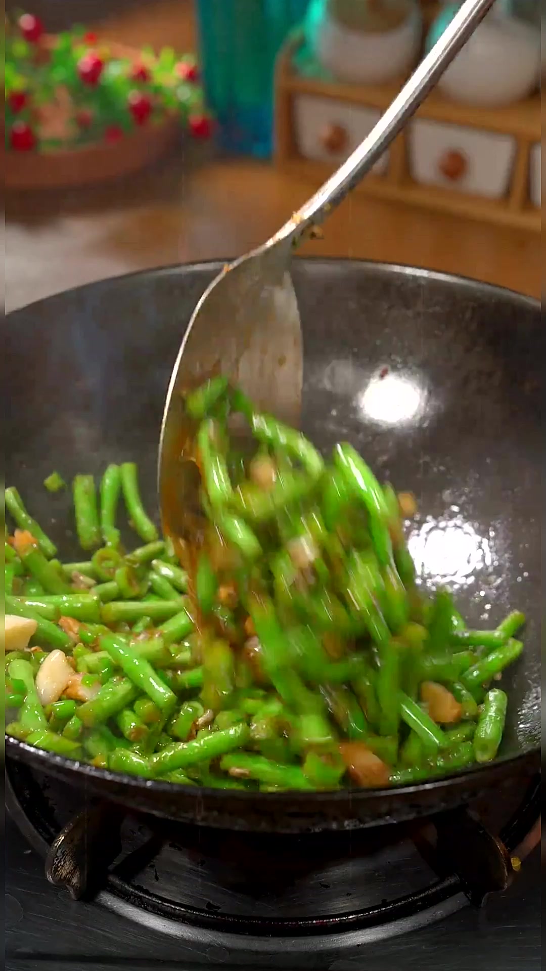 素炒长豆角 现在的本地豆角又香又软,怎么炒都好吃