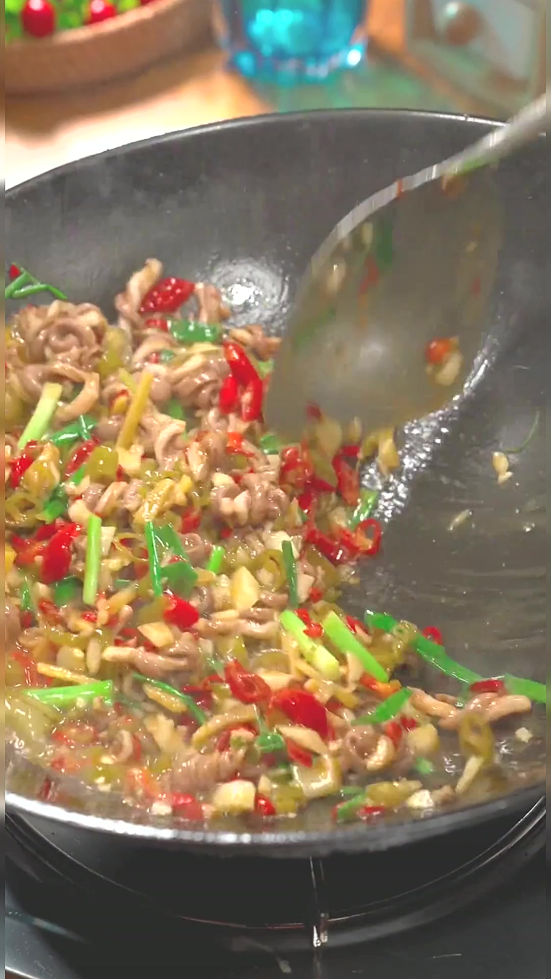 猪肚不用焯水,直接生炒,炒出的猪肚又脆又嫩,酸辣开胃