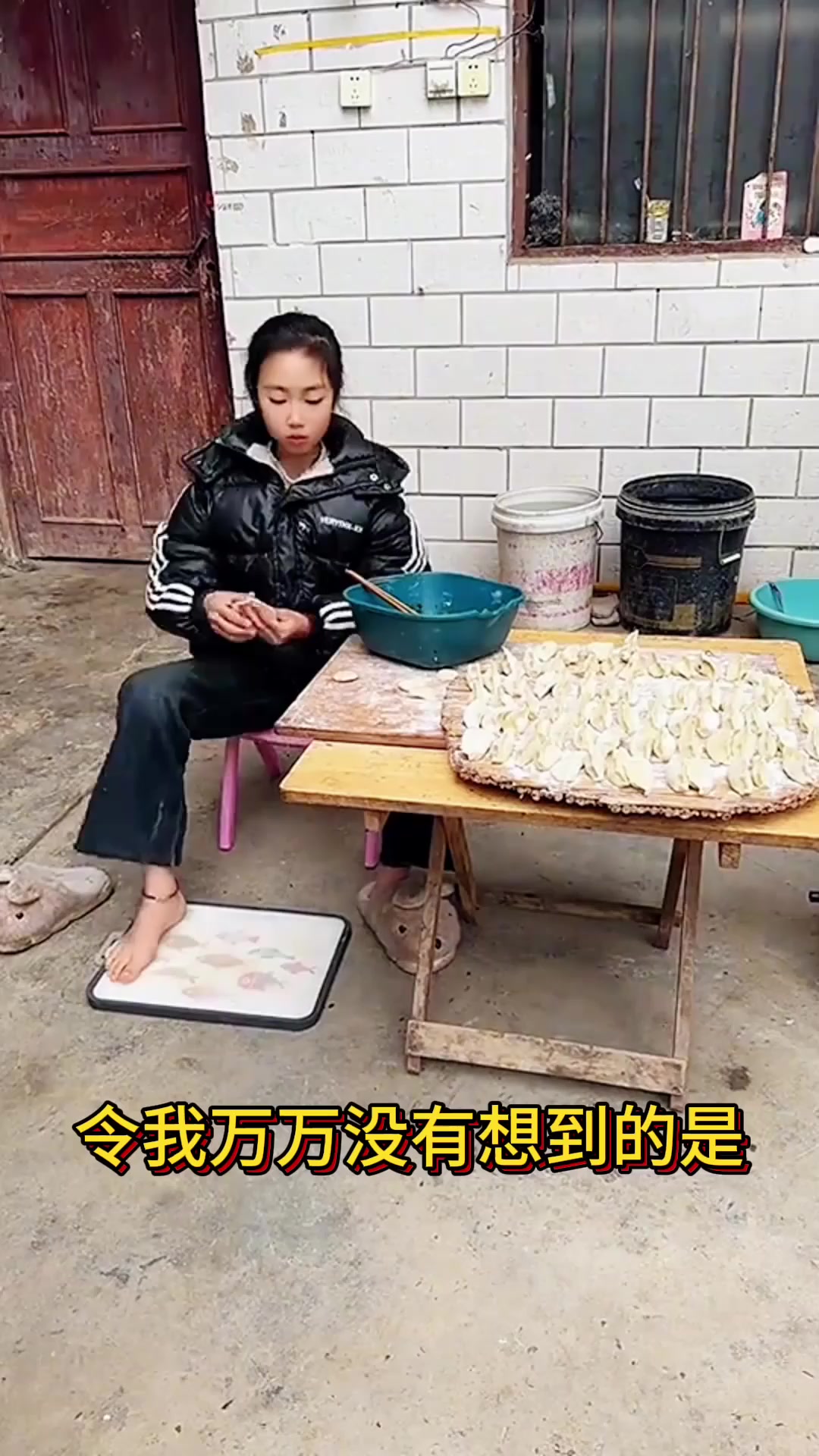 小女孩居然这样包饺子,这也太重口味了