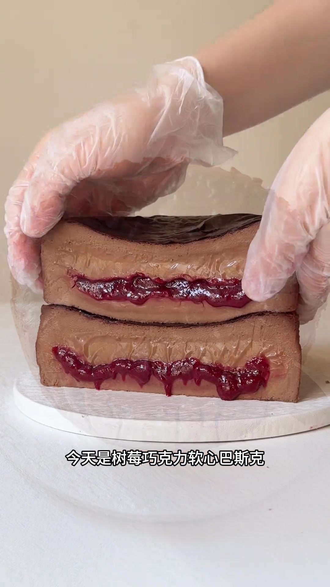 做法很简单,超浓郁的巧克力软心巴斯克,酸甜的树莓流心果酱,赞