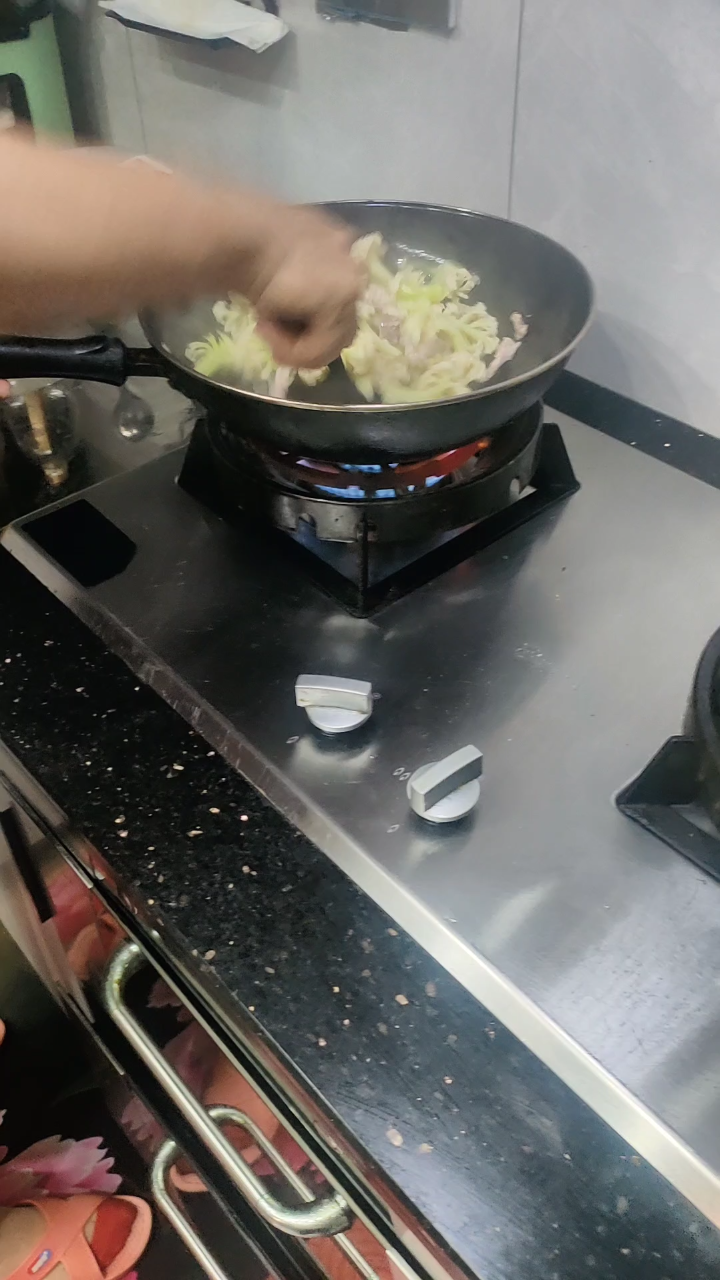 花菜肉片煎炒美味