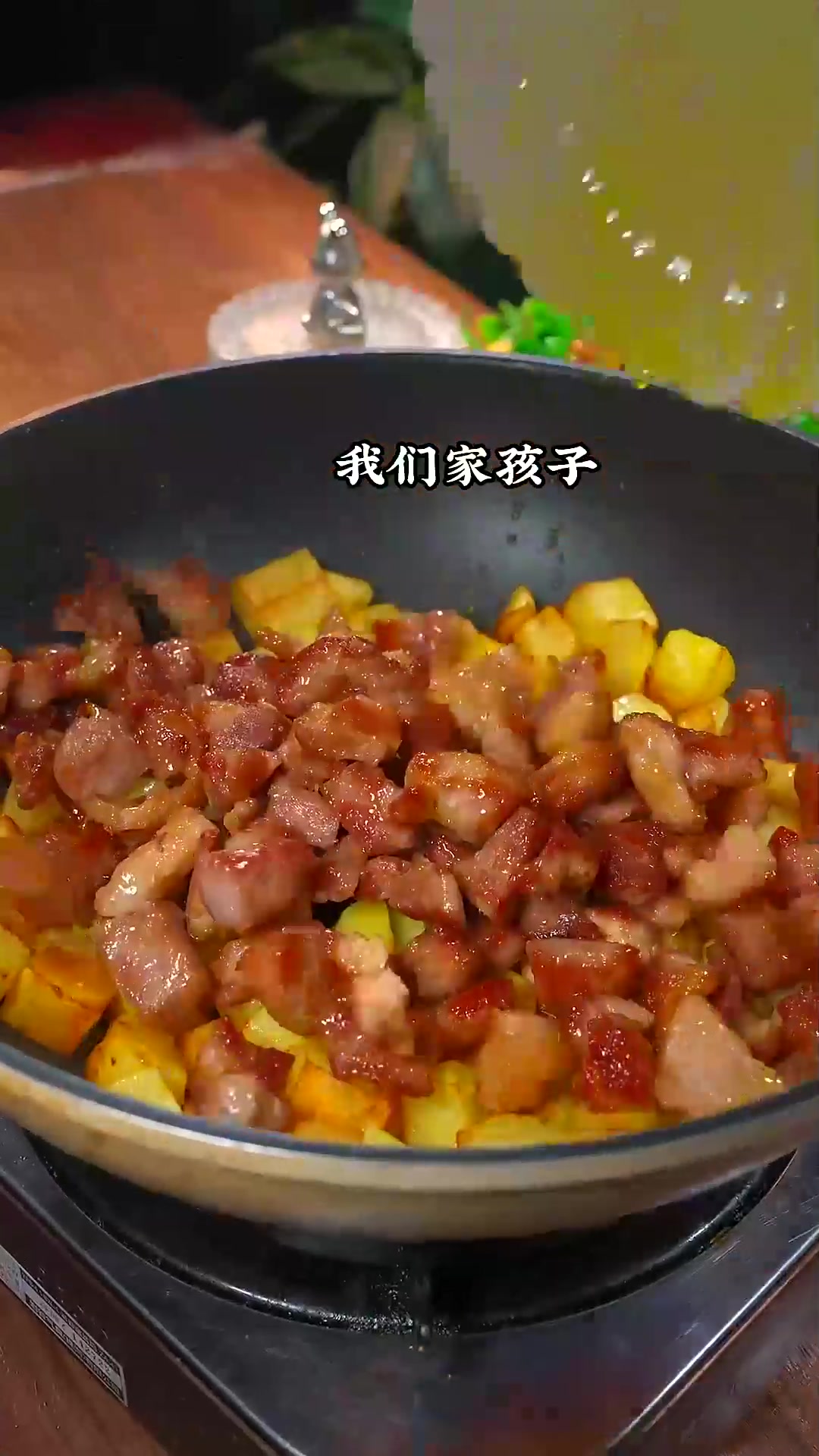 土豆烧猪肉的做法、焦香入味、全家人都喜欢吃 土豆烧猪肉的做法