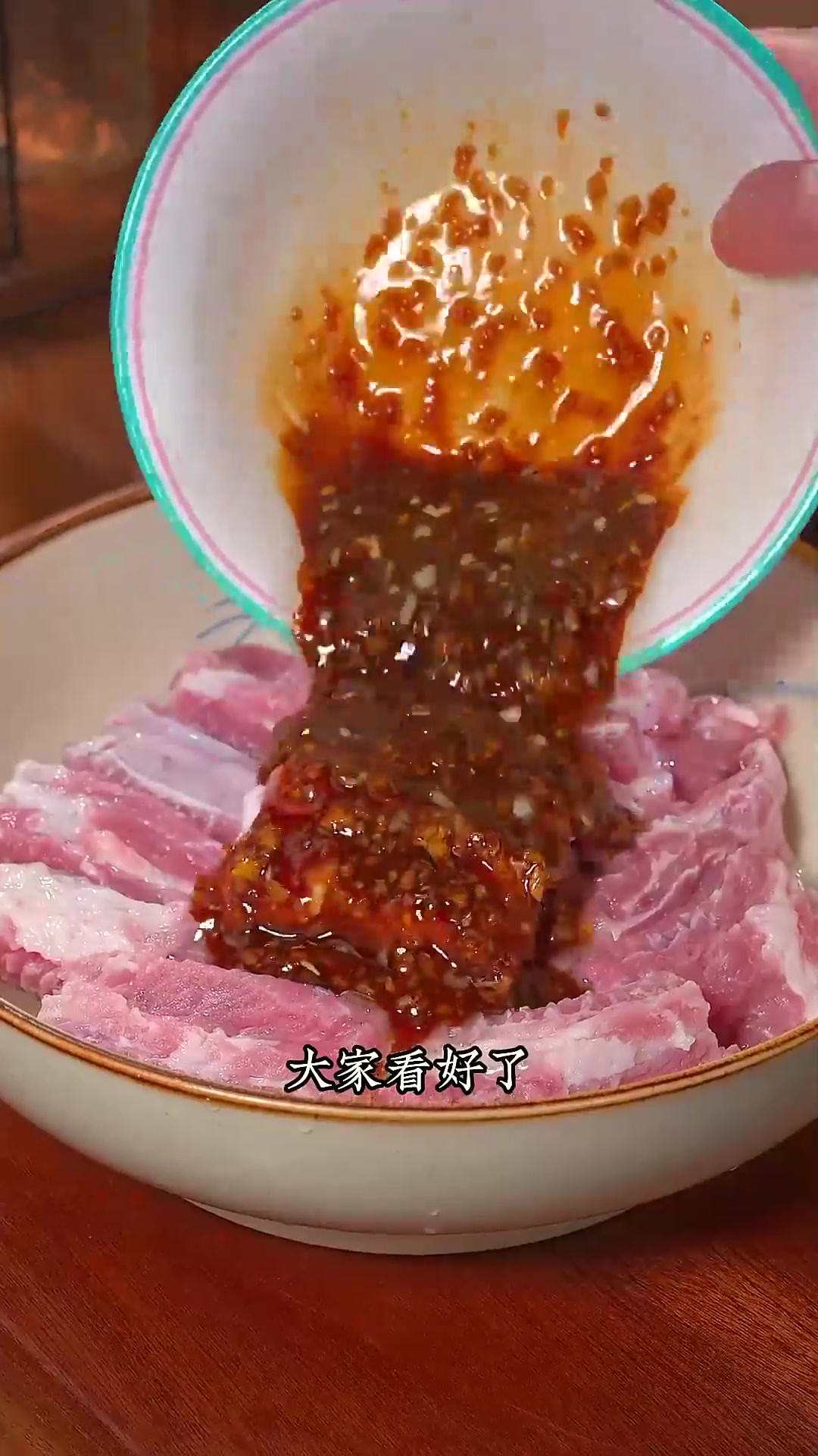 广东人爱吃的蒜蓉蒸排骨，做法特别简单，鲜嫩又入味，大人小孩都