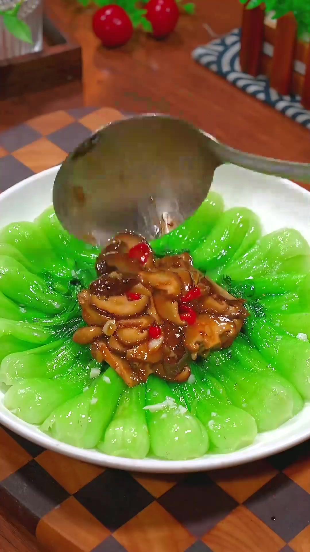 年夜饭的餐桌上做一道这样的香菇菜心,清爽解腻,寓意着新年锦上