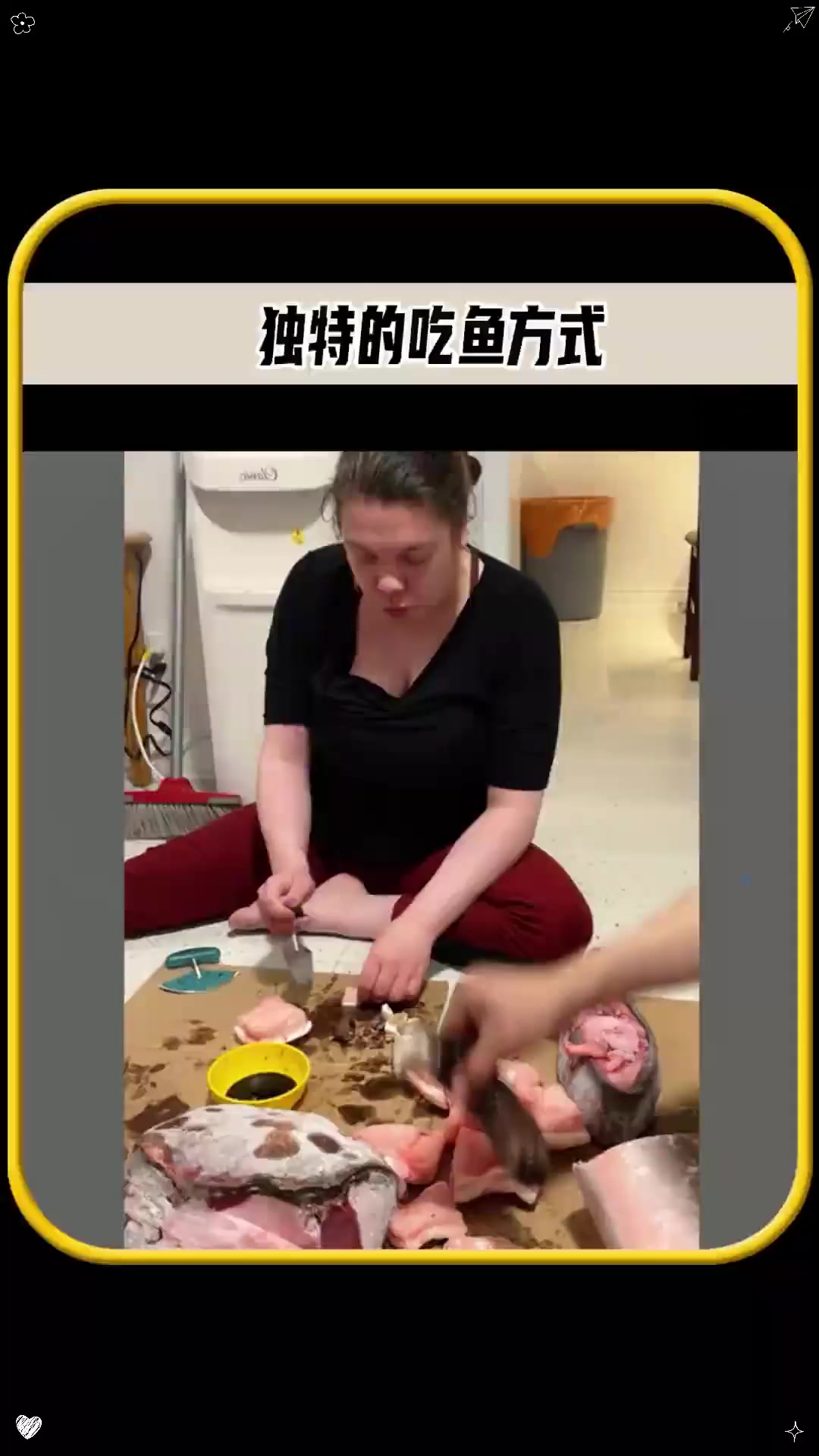 一刀下去男人手中的鱼被切出了表情包！