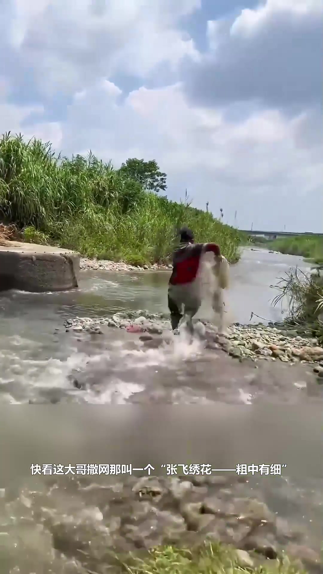 户外捕鱼:渔民手拿渔网在小河里撒网捕鱼 