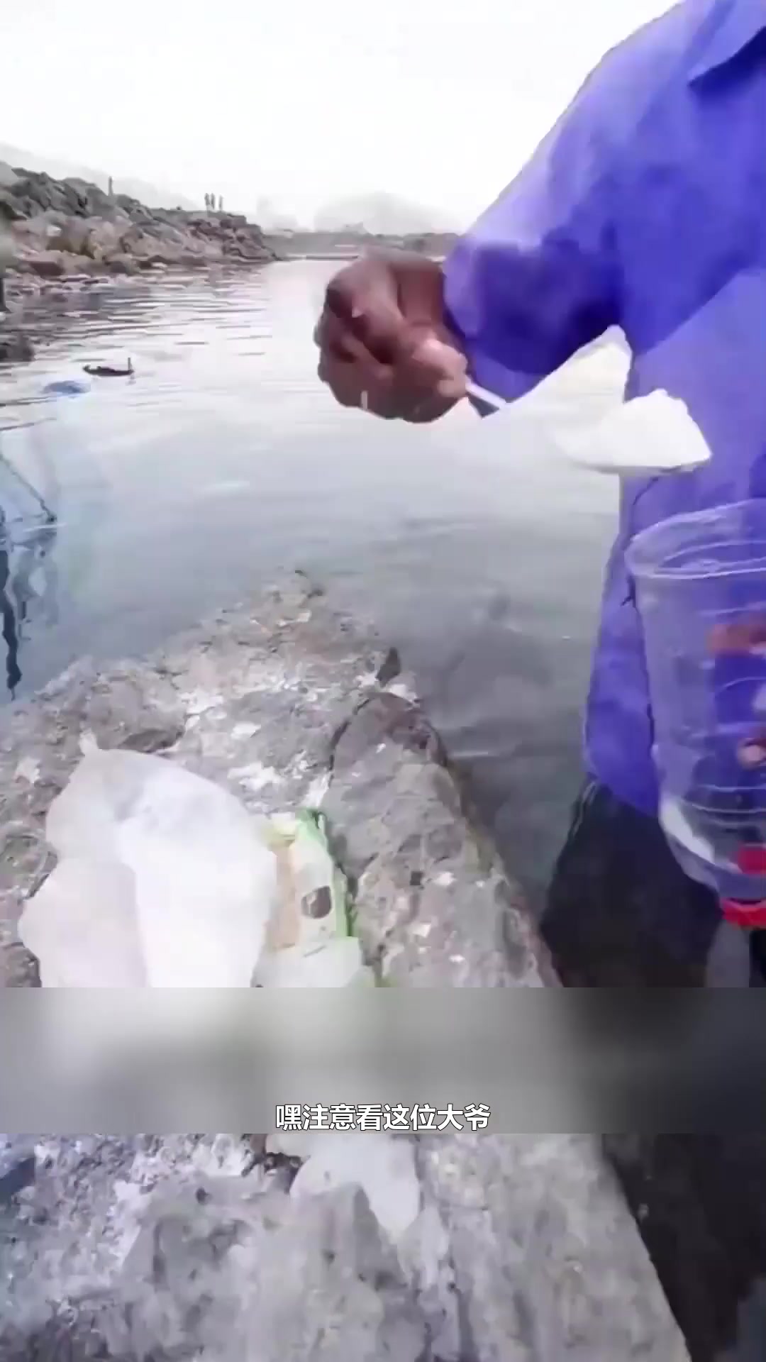 户外捕鱼:当地渔民采用瓶子钓鱼法在海边垂钓 