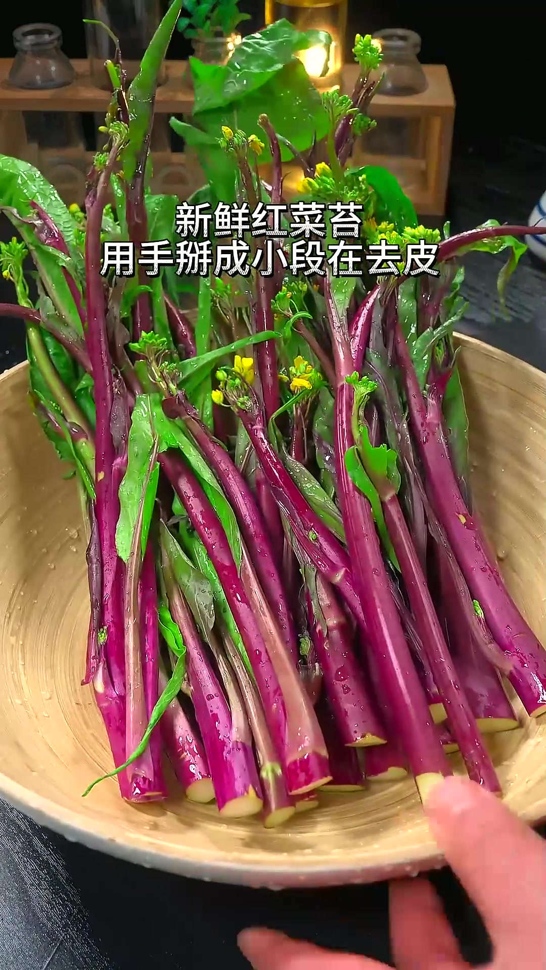 新鲜的红菜苔炒肉 清甜爽口 好吃又下饭