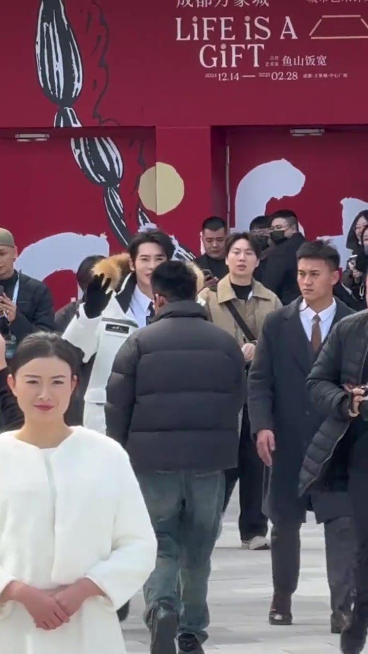 谁懂！于适就站在面前啊！硬帅！